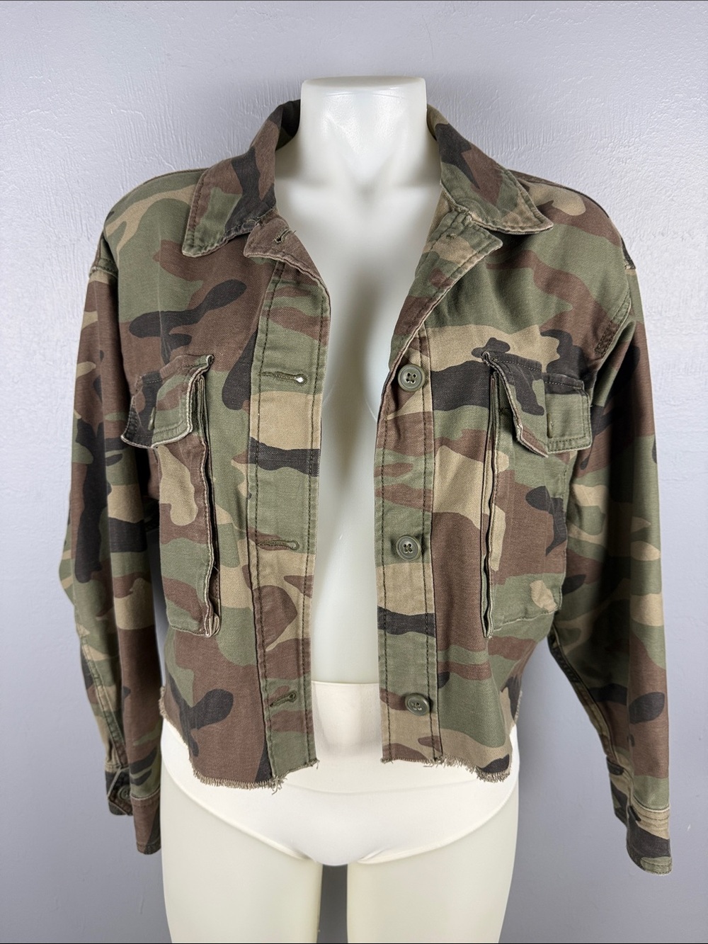 Abercrombie Cropped Camo Jacket Women’s M Multicolor Raw Hem